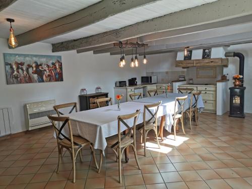 une salle à manger avec une table et des chaises dans une cuisine dans l'établissement Domaine de Kérizel, à Ambon