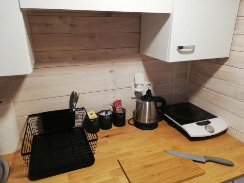 a kitchen counter with a sink and a stove at Miodowy Zakątek Całoroczne Domki i Pokoje przy Suntago, Deepspot, Pyszne Śniadania, Grill in Mszczonów