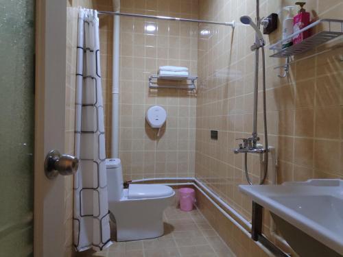 łazienka z toaletą i umywalką w obiekcie 多依湾客栈Havre de paix DuoYiWan w mieście Yuanyang