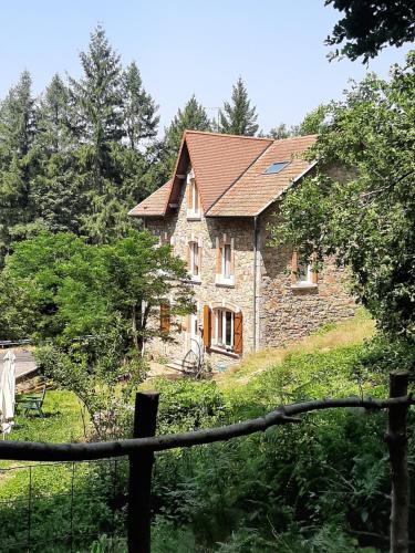 a stone house in the middle of a forest at E lu chantauziau in La Monnerie-le Montel