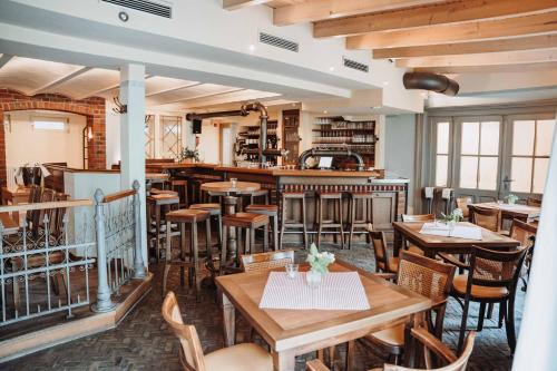 ein leeres Restaurant mit Holztischen und -stühlen in der Unterkunft Hotel am Wallgraben in Brilon