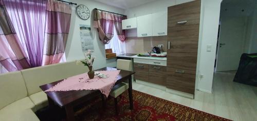ein Wohnzimmer mit einem Tisch und einer Küche in der Unterkunft B-Hostel in Kassel