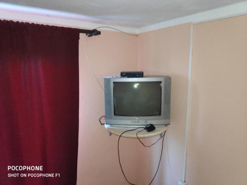 a small television sitting on a shelf in a room at Apartman Pavle Virpazar in Virpazar