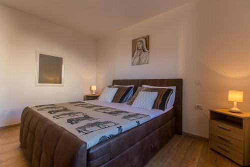 una camera da letto con un letto grande e due lampade di Guest House Casa Mia - Rooms & Apartments a Rovigno (Rovinj)