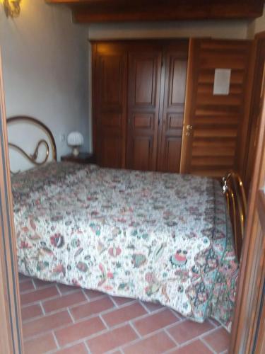 a bedroom with a bed with a floral bedspread at PALLADIO appartamento turistico in Rovigo