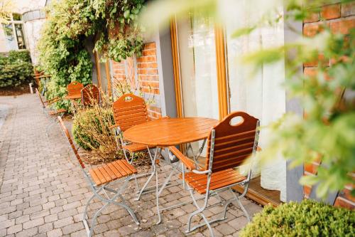 a wooden table and chairs sitting next to a building at Hotel am Wallgraben in Brilon