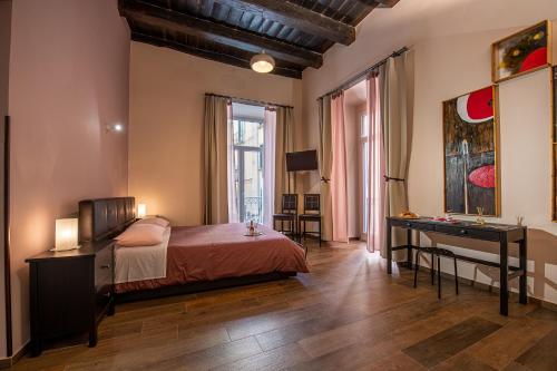 ein Schlafzimmer mit einem Bett und einem Schreibtisch in einem Zimmer in der Unterkunft B&B PETER PAN in Salerno