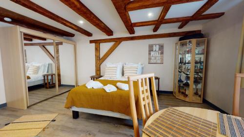une chambre avec un lit et un miroir dans l'établissement Aux Bijoux De Colmar - 1 Parking Gratuit, à Colmar