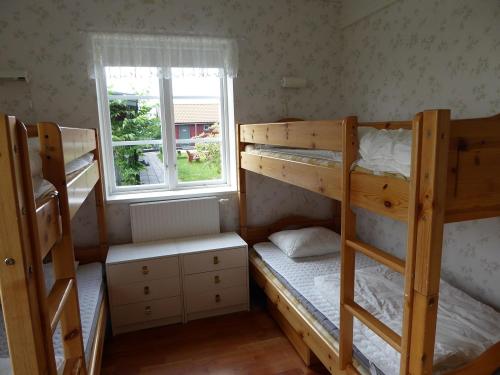 Katil dua tingkat atau katil-katil dua tingkat dalam bilik di Villa Freja