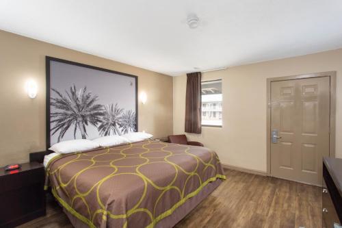 Ένα ή περισσότερα κρεβάτια σε δωμάτιο στο Super 8 by Wyndham Pensacola NAS Area