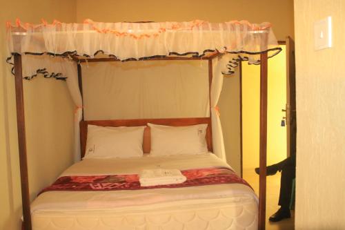 Кровать или кровати в номере Pride Travellers Hotel Mubende