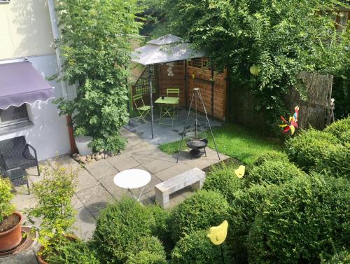 an overhead view of a garden with a table and bench at Joline private guest apartment just feel at home in Jens