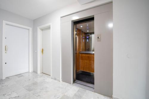 un couloir vide avec des murs blancs et une porte dans l'établissement Near Croisette- 4 Star Studio -SeaView, à Cannes