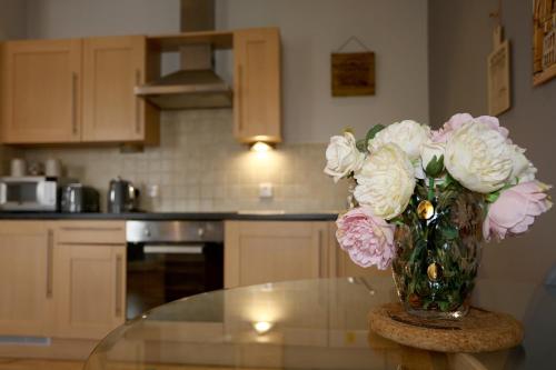 Η κουζίνα ή μικρή κουζίνα στο George Hudson Court Apartments