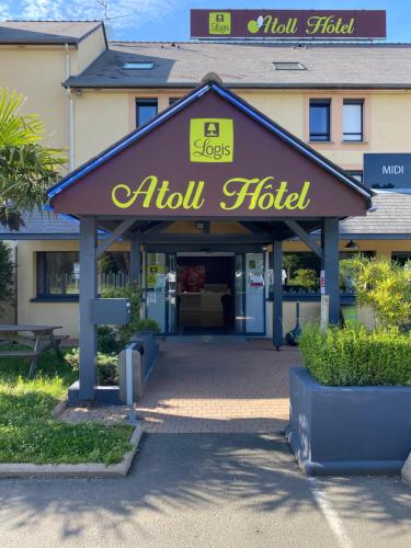 博庫澤的住宿－Atoll Hotel Logis Angers, Beaucouzé，大楼前的地下酒店标志