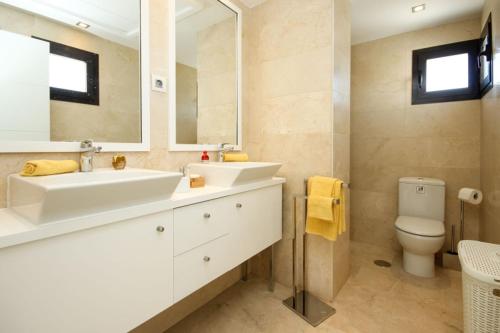 Ванная комната в Casares Del Mar Luxury Apartments penthouse with beach access