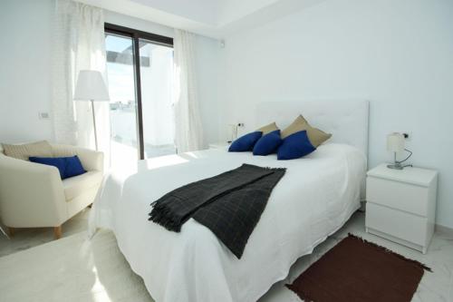 Postel nebo postele na pokoji v ubytování Casares Del Mar Luxury Apartments penthouse with beach access