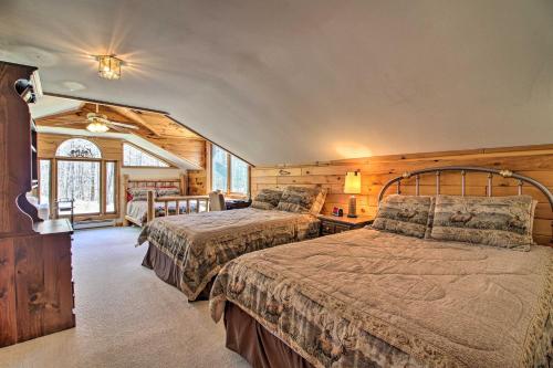 Een bed of bedden in een kamer bij Spacious Mtn Cabin on 7 Private Acres in Athol!