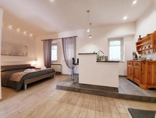 1 dormitorio con 1 cama y cocina con encimera en Residence Serra La Nave, en Ragalna