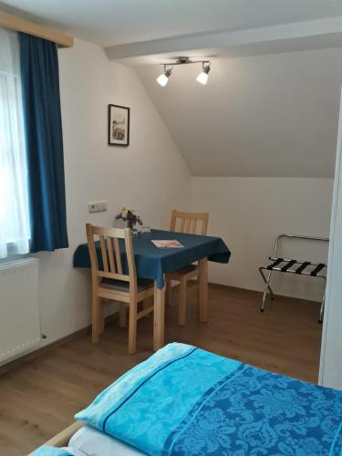 1 dormitorio con mesa, sillas y 1 cama en Haus Trausner en Hallstatt
