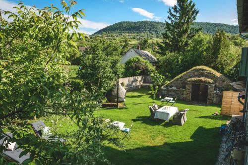 A garden outside Vánkos Bed & Bistro