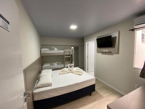 Un dormitorio con una cama con un lazo encima. en Pousada Caminho Dos Sonhos, en Penha
