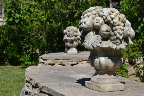 a statue of a vase with fruit in it at Oasi di Campagna in Modica