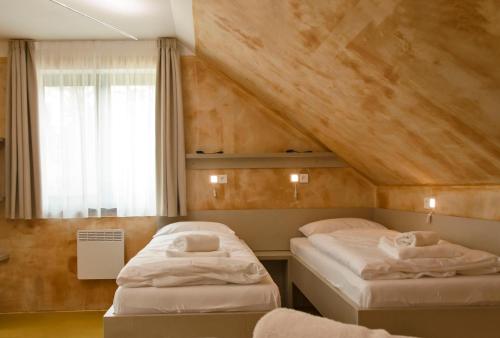 Posteľ alebo postele v izbe v ubytovaní Apartmány Modřínová Archa s privátní saunou