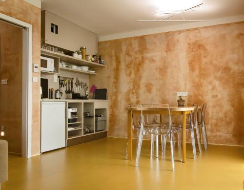 kuchnia i jadalnia ze stołem i lodówką w obiekcie Apartmány Modřínová Archa s privátní saunou w mieście Vaclavov u Bruntalu