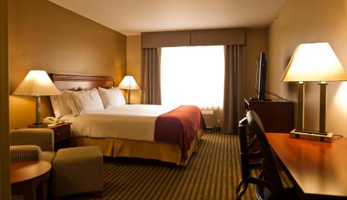 a hotel room with a bed and a window at Holiday Inn Express Walla Walla by IHG in Walla Walla