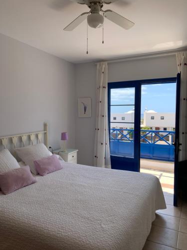 a bedroom with a bed with a view of the ocean at Villa Brisa del Mar in Playa Blanca