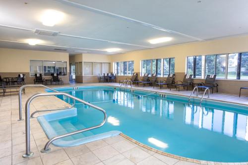 a swimming pool in a hotel room at Quality Inn & Suites in Sandusky