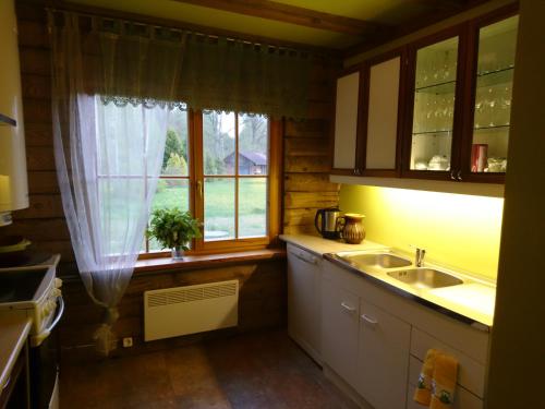 Kuchyňa alebo kuchynka v ubytovaní Līčupes