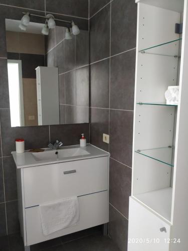 a bathroom with a sink and a mirror at Apartamentos El Patio in Los Llanos de Aridane