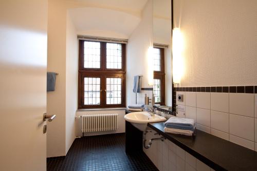 ein Bad mit einem Waschbecken und einem Spiegel in der Unterkunft Schloss Raesfeld in Raesfeld