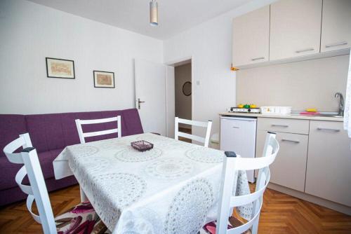 Dapur atau dapur kecil di Apartmani Didić