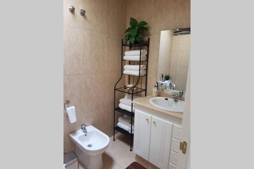 Ένα μπάνιο στο Residencial Cary II - Apartamento Familiar