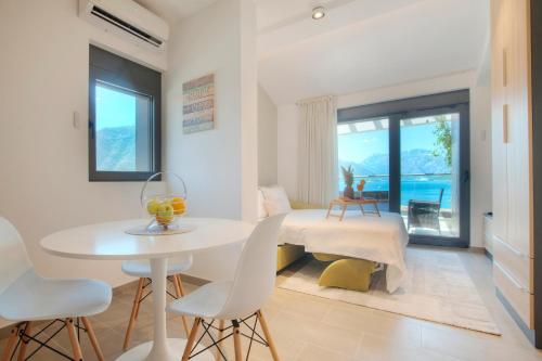 una habitación con una cama, una mesa y sillas en Vila Sofija, en Kotor