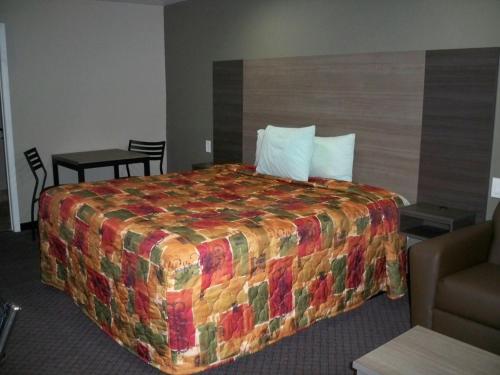 Ένα ή περισσότερα κρεβάτια σε δωμάτιο στο Scottish Inn and Suites Beaumont