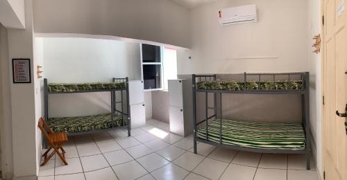 Katil atau katil-katil dalam bilik di Porto das Palmeiras Hostel