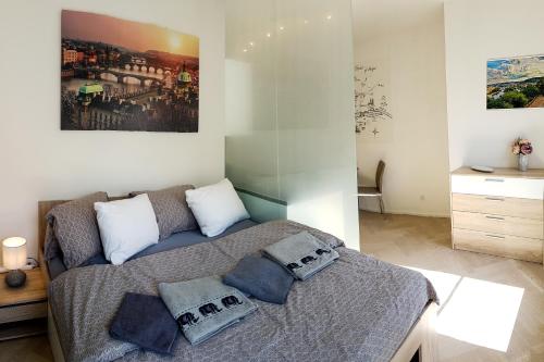 Postel nebo postele na pokoji v ubytování ONSITE Free Garage Parking, 10min Centre by Bus