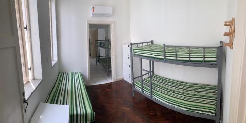 Katil atau katil-katil dalam bilik di Porto das Palmeiras Hostel