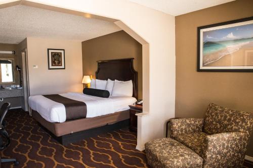 Llit o llits en una habitació de Mockingbird Inn & Suites