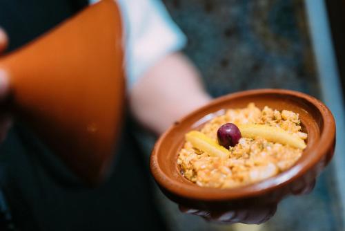 リヤドの敷地内または近くでの食事または食べ物