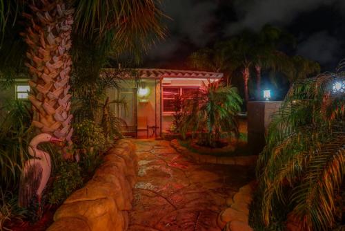 Taman di luar Richard's Pet Friendly Motel