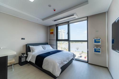 A bed or beds in a room at Hi Ocean Gyeongpo