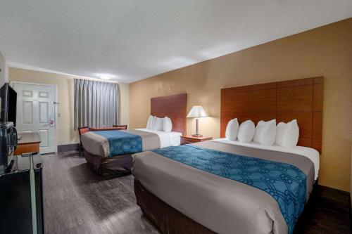 A bed or beds in a room at Econo Lodge Inn & Suites Cayce