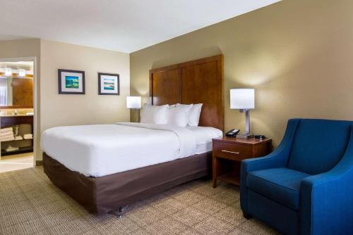 A bed or beds in a room at Comfort Inn Acworth - Kennesaw Northwest
