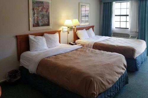 pokój hotelowy z 2 łóżkami w pokoju w obiekcie Quality Inn Aurora Denver w Aurorze