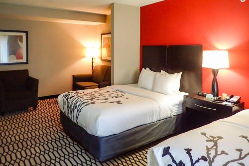 Katil atau katil-katil dalam bilik di Sleep Inn & Suites BWI Airport